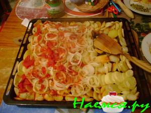 Печёная картошка с помидорами