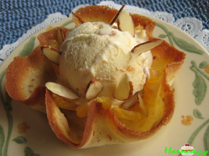 Свежие фрукты в хрустящих корзиночках