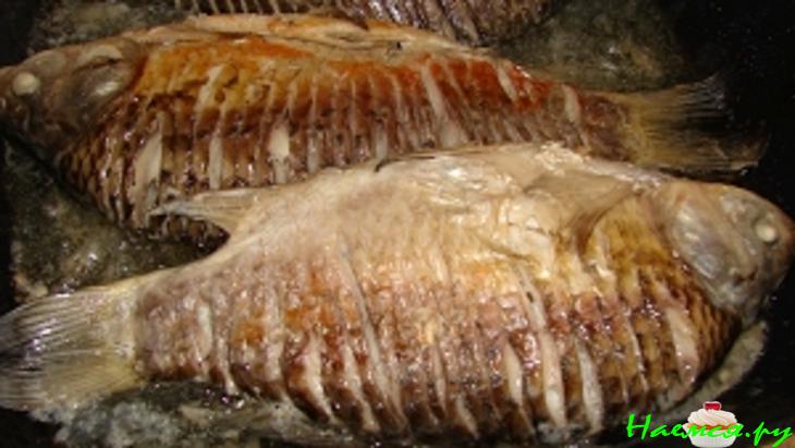 Караси в сметане с шампиньонами и чесноком