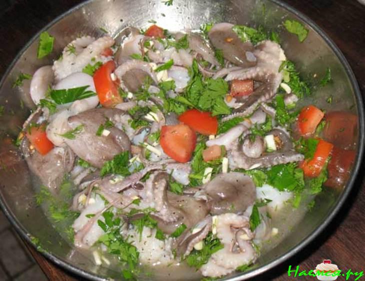 Жареные мини-осьминожки (с лимоном и двумя дипами) Жареные мини-осьминожки (с лимоном и двумя дипами)