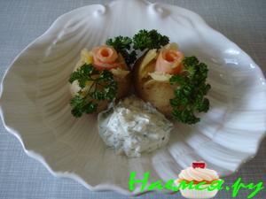 Молодой картофель со сметанным соусом