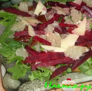 Салат с запеченной свеклой и рукколой
