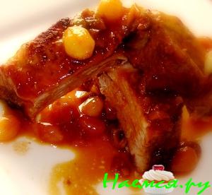 Запечённые свиные рёбрышки с соусом