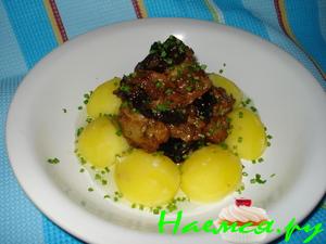 Гуляш с черносливом