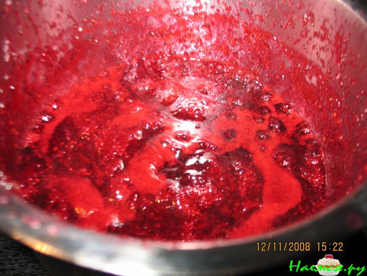 Бисквитный пирог с клюквой и творогом