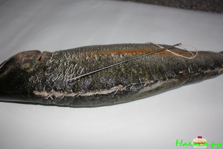 Форель фаршированная грибами и орехами с луком