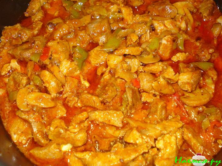 Аппетитная свиная поджарка с перцем и грибами