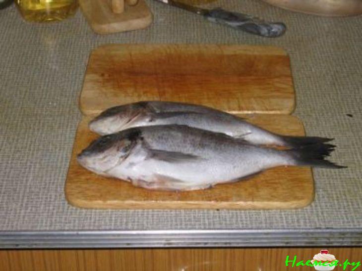 Дорада в фольге с луком