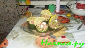 Салат в авокадо "Дары моря"