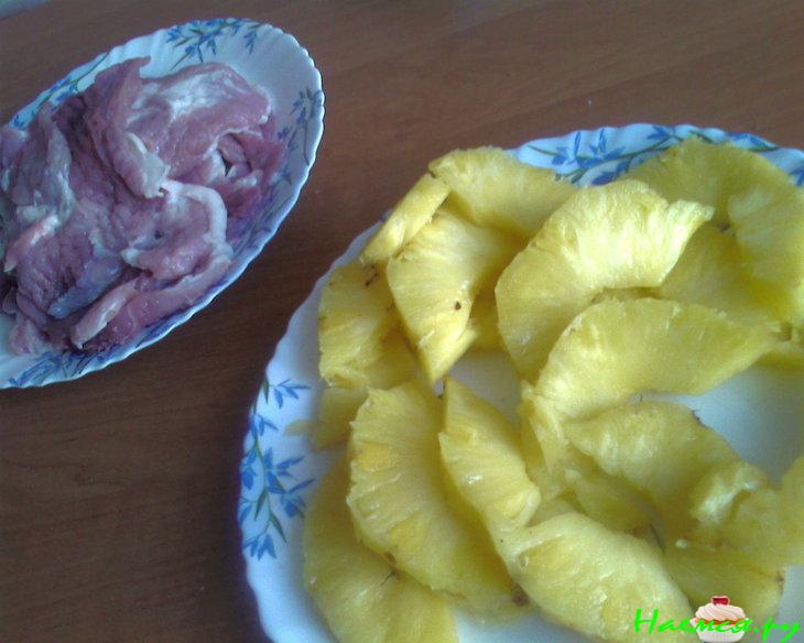 Мясо с ананасами и сыром