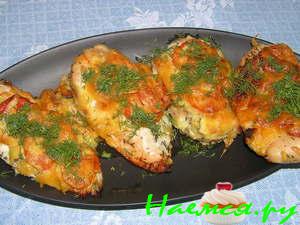 Куриное филе запеченное с сыром и помидорами