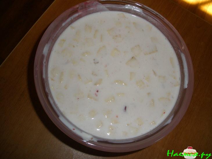 Сметанный десерт с фруктами