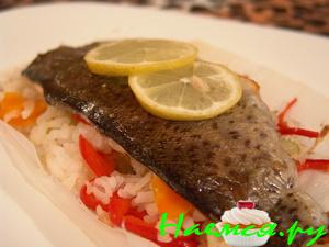Форель в пергаменте с рисом и овощами