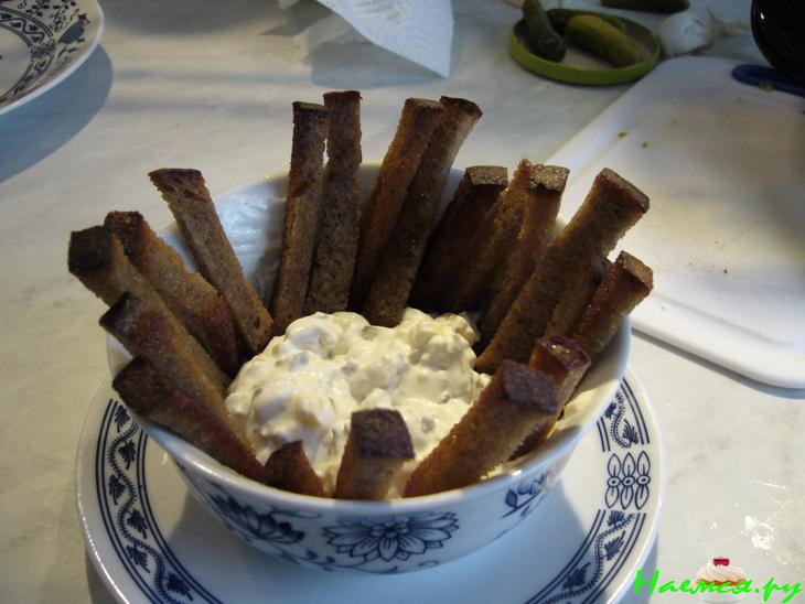 Заkусkа сырная с ржаным хлебом