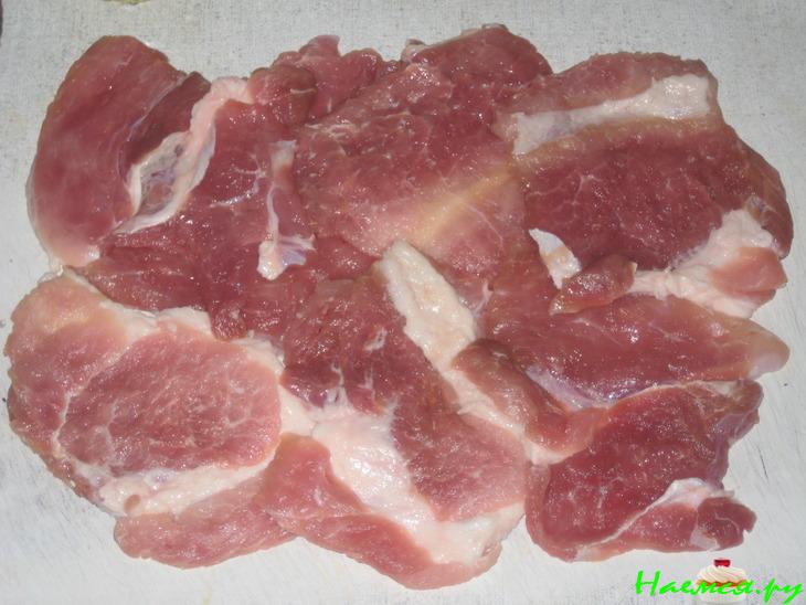 Свиной рулет с грибами и солеными огурцами