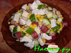 Салат из курицы с ананасами и сыром Ламбер