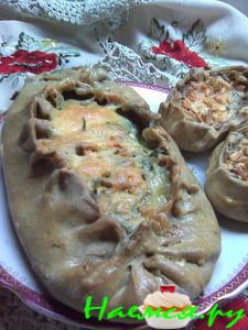 Пирог из ржаной муки с рыбой, грибным соусом, сыром и уймой потраченного времени!