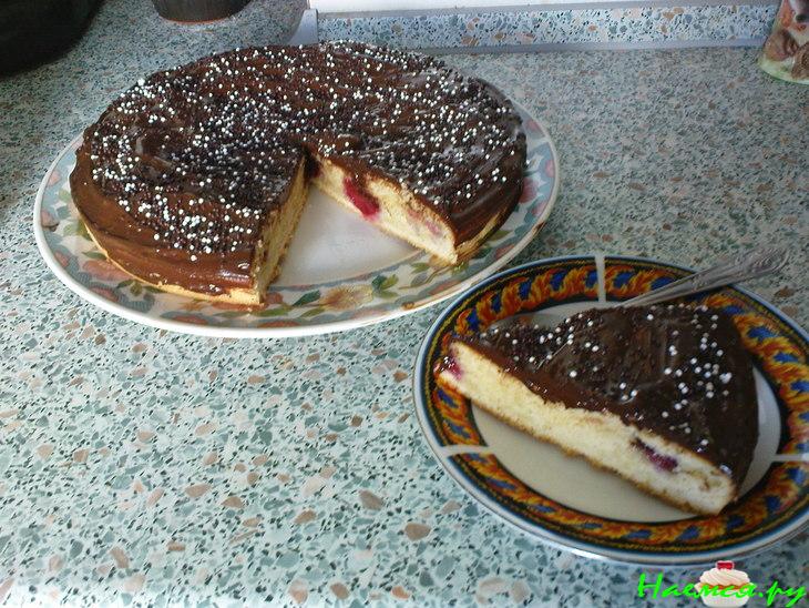 Кекс с вишней и шоколадной глазурью
