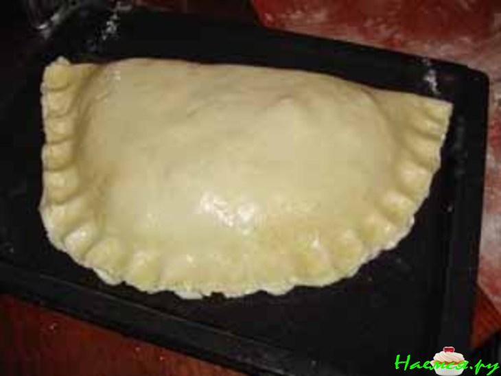 Пирог с сыром и салями