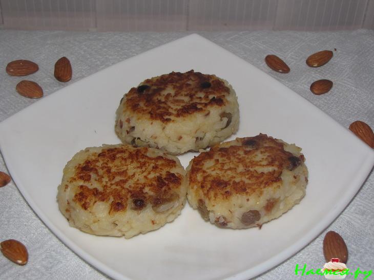 Десертные рисовые котлетки с шоколадным соусом