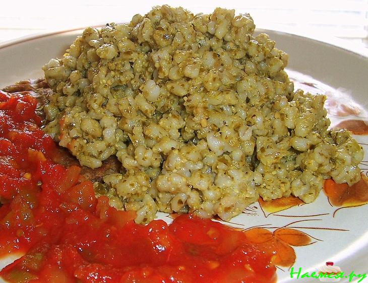 Перловка с песто, котлетой гриль и сальсой