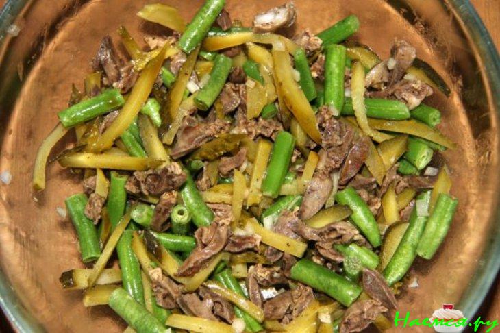 Салат из куриных сердечек с фасолью