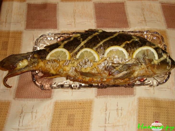 Карп фаршированный овощами