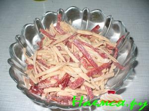 Салат с крабовыми палочками и болгарским перцем Салат с крабовыми палочками и болгарским перцем