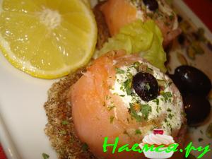 Канапе с рулетами из лосося