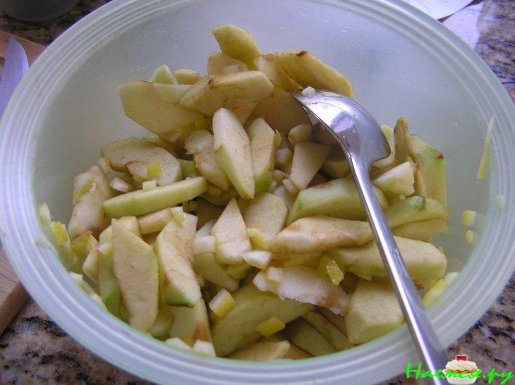 Яблочный пирог с кедровыми орешками