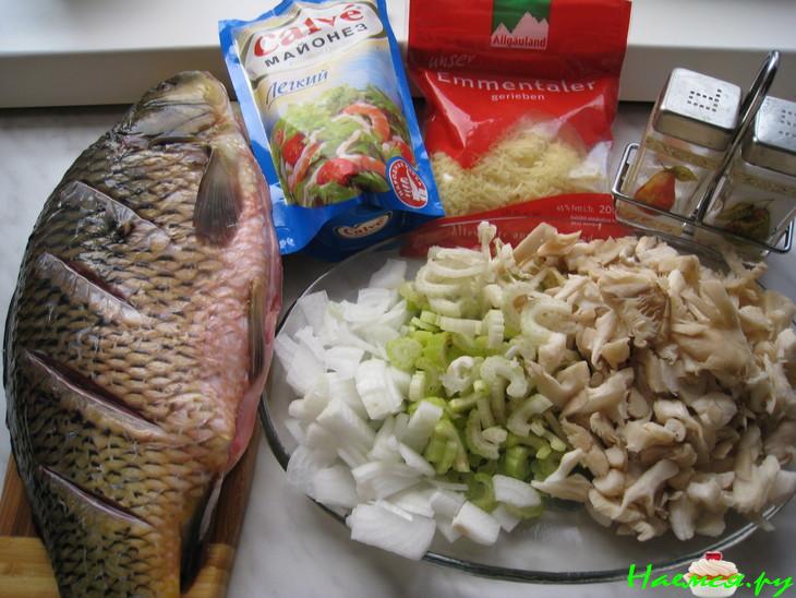 Сазан запеченный с грибами и сельдереем