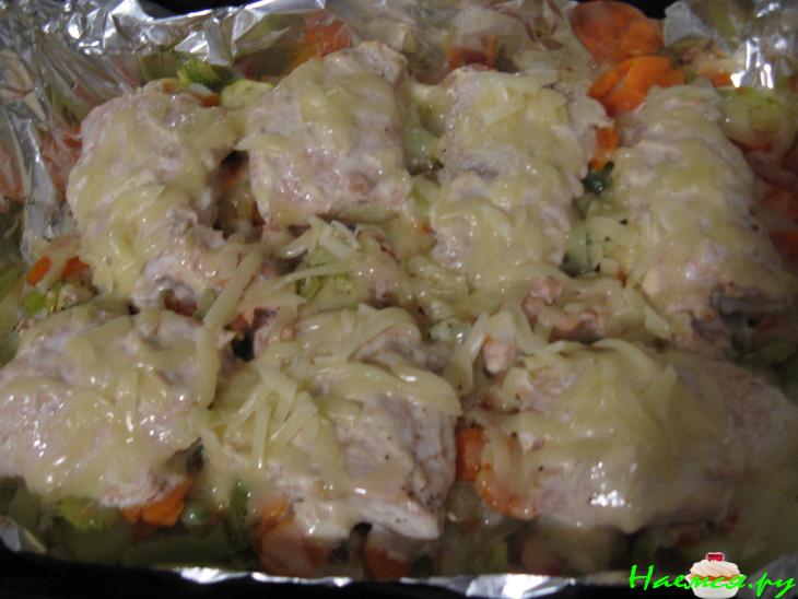 Лосось в горчично-майонезном соусе запечённый с овощами