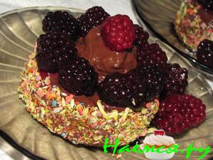 Шоколадный десерт с ромом и ежевикой