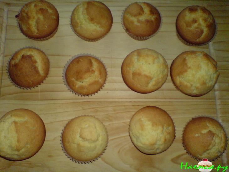 Маффины с 'шапкой' из Маскарпоне и клубничным пюре