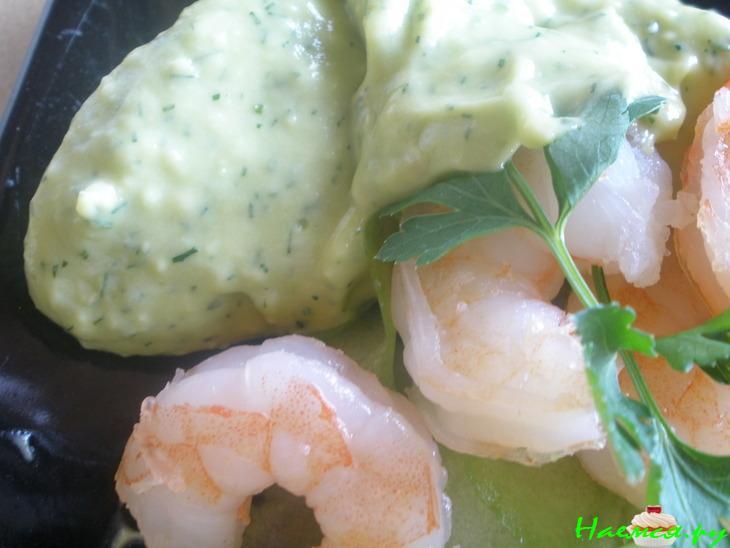 Креветки с авокадной заправкой