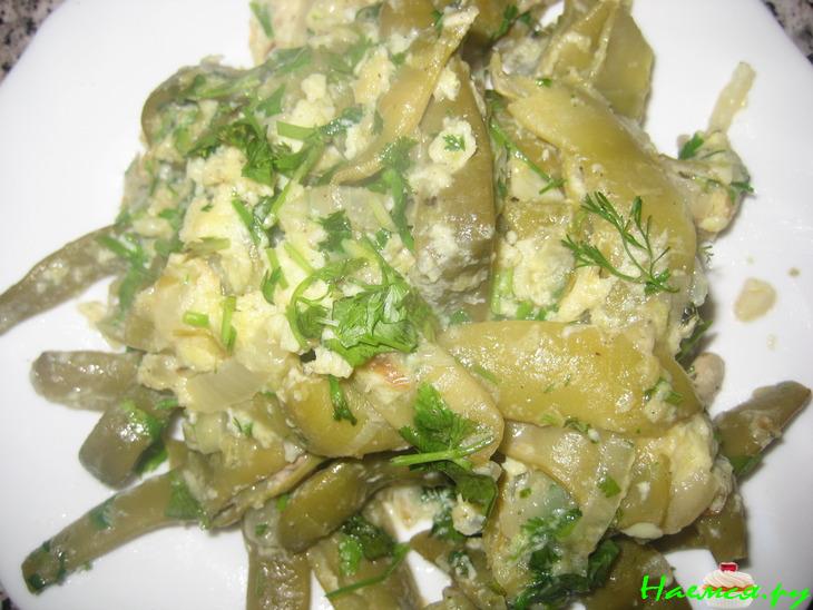 Яичница с зеленой фасолью и зеленью