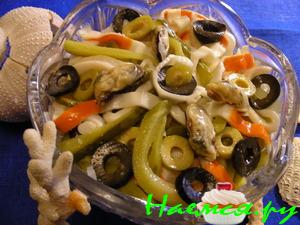 Салат "Морской коктейль" с маринованным огурчиком