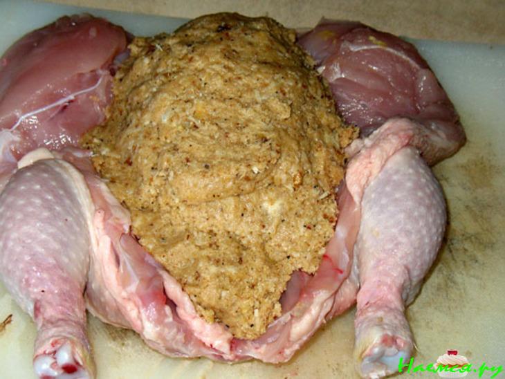 Курица с ореховой начинкой и сливово-вишнёвым соусом