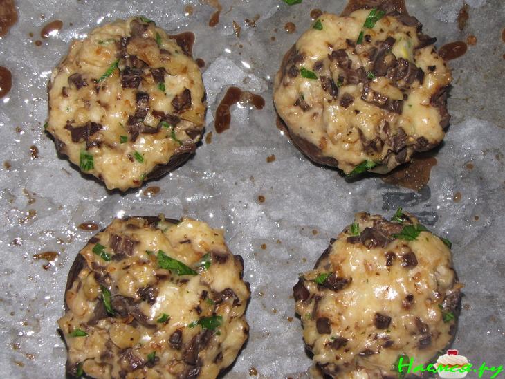 Шампиньоны, фаршированные сыром и орехами