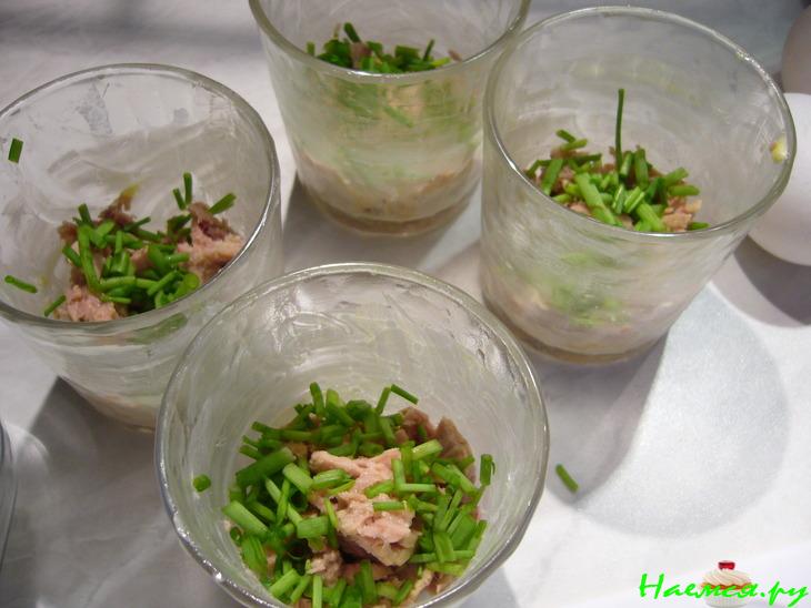 Запеченные яйца с тунцом