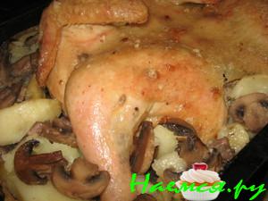 Курица запеченная с картошкой, шампиньонами и чесноком