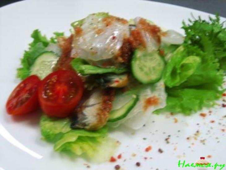 Салат с копченой рыбой в икорном соусе