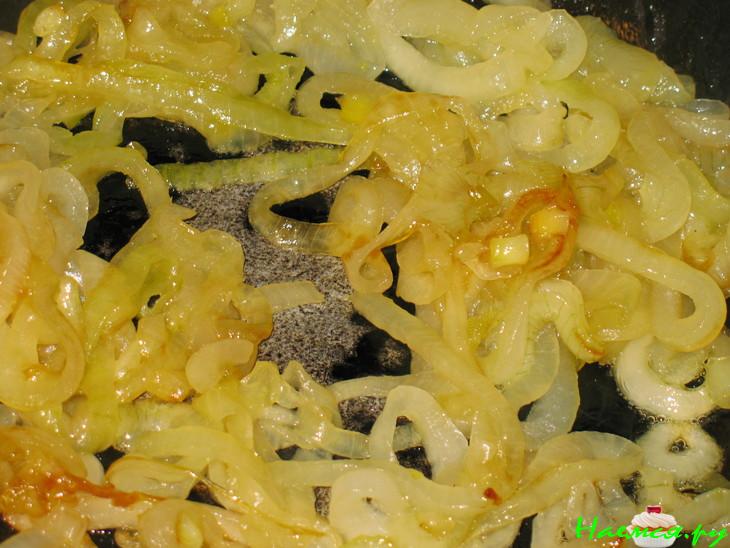 Рыбка на карамелизированном луке