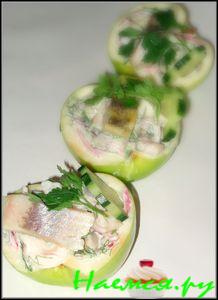 Салат с сельдью в яблоке