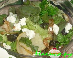 Салат с жареной грушей и овечьим сыром