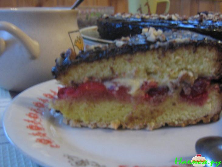 Вариант бисквитного торта с вишней