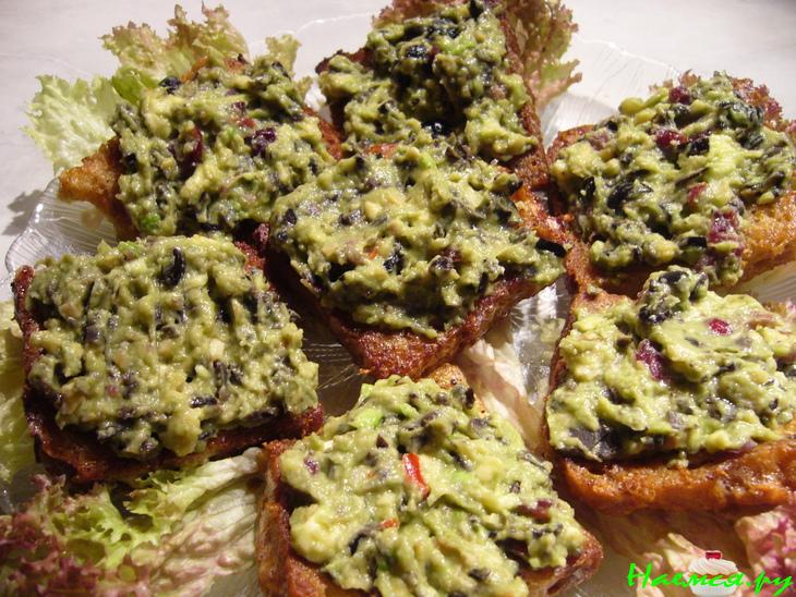 Гренки с авокадо-оливковой смесью