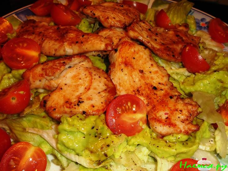 Салат с куриными грудками и дипом из авокадо