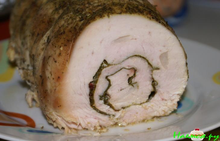 Рулет из индейки с чесноком и свекольными листьями
