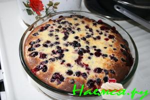 Пирог со свежей черной смородиной